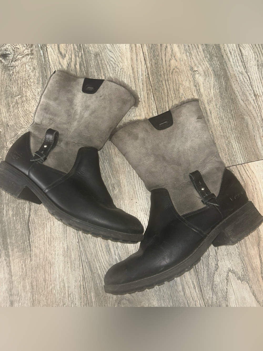 UGG Australia Chyler Demitasse Boots Womens size 9 Black Leather Sheepskin Ankle